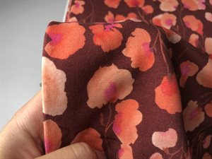 Isoli - flotte rouge blomster på lillabrun bund
